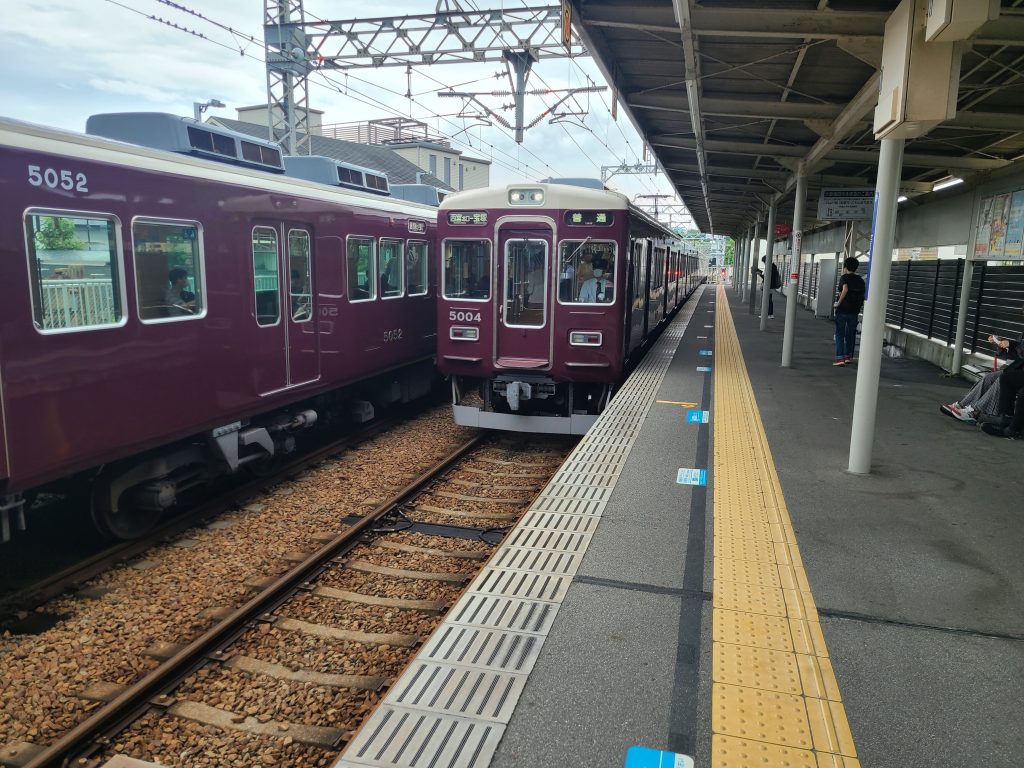 仁川駅に到着する今津線宝塚ゆき電車