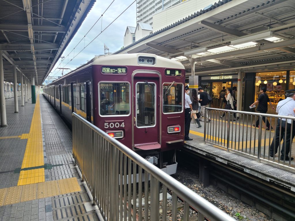 西宮北口駅に停車している宝塚行き普通