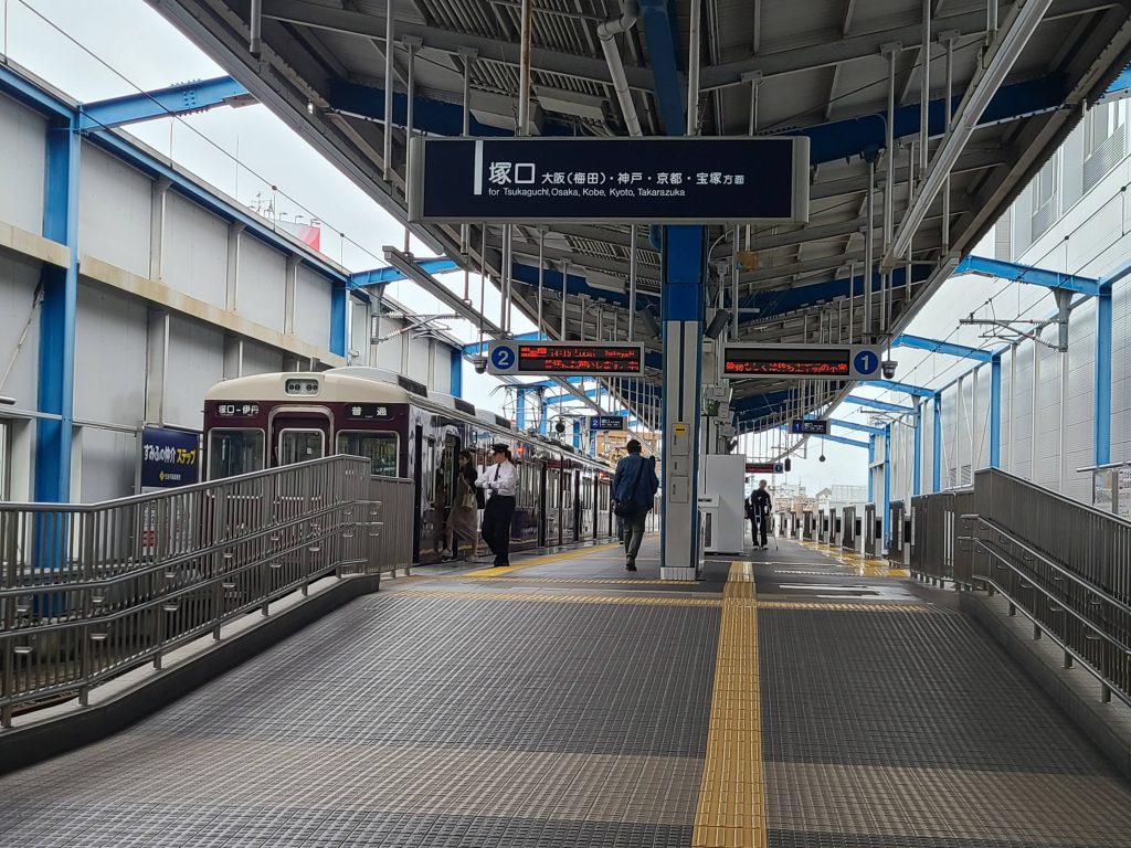 阪急伊丹駅に停車する塚口ゆき普通