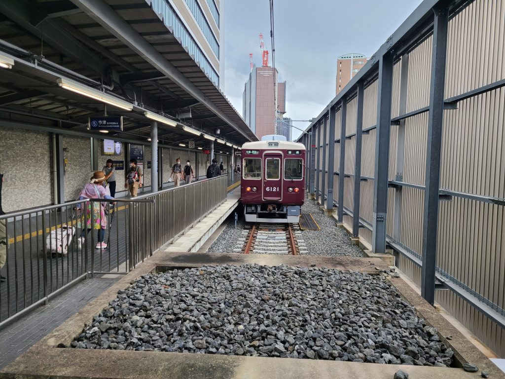西宮北口駅に停車している今津ゆき電車