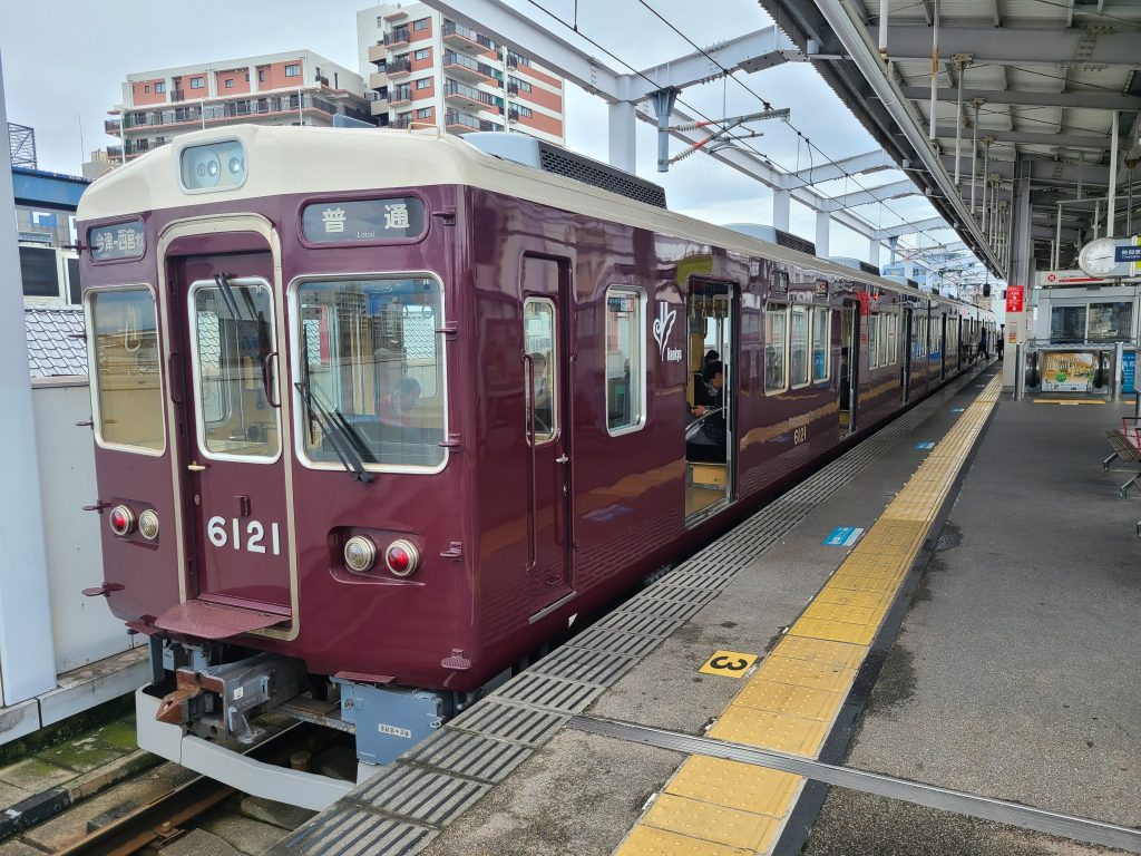 今津駅に停車している西宮北口ゆき電車