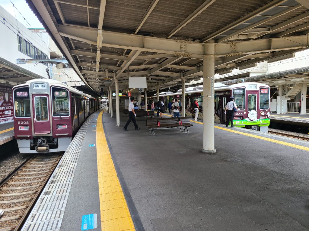 西宮北口駅に停車する阪急電鉄