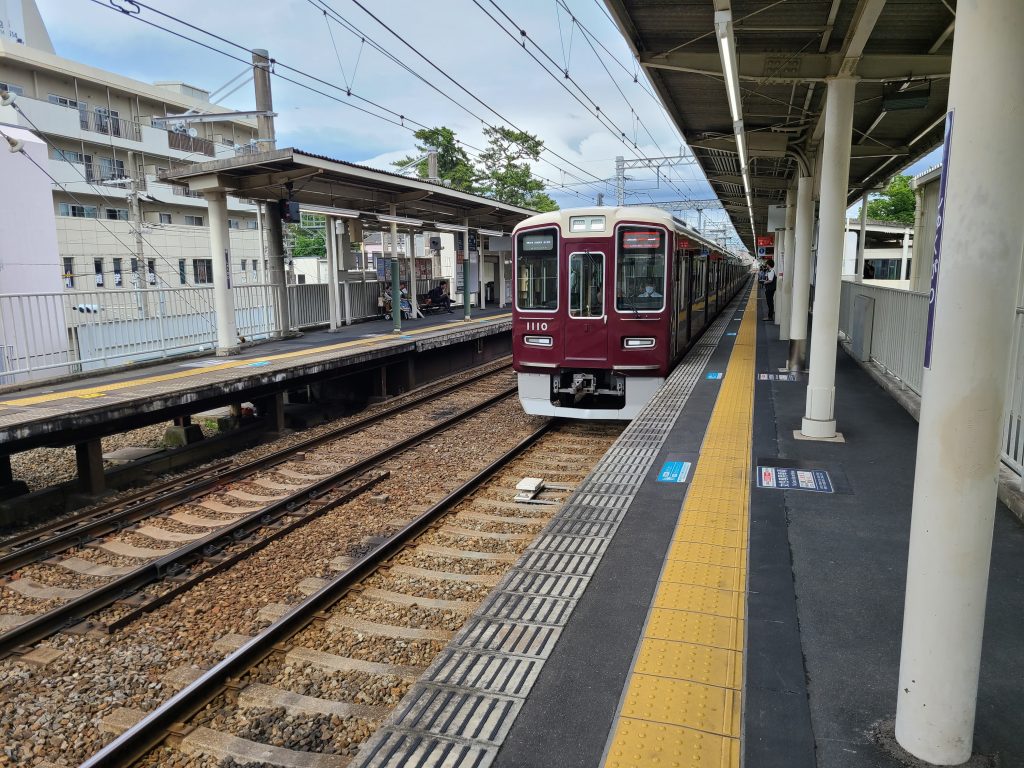 阪急夙川駅に到着する特急梅田行き