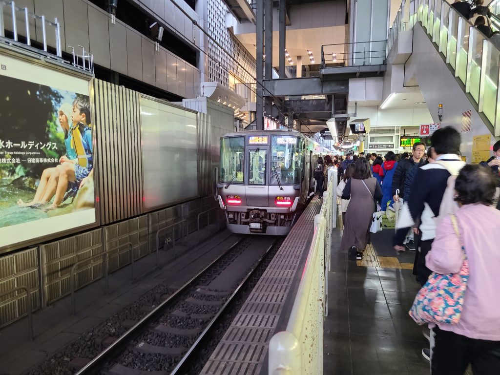 大阪駅に到着した関空・紀州路快速