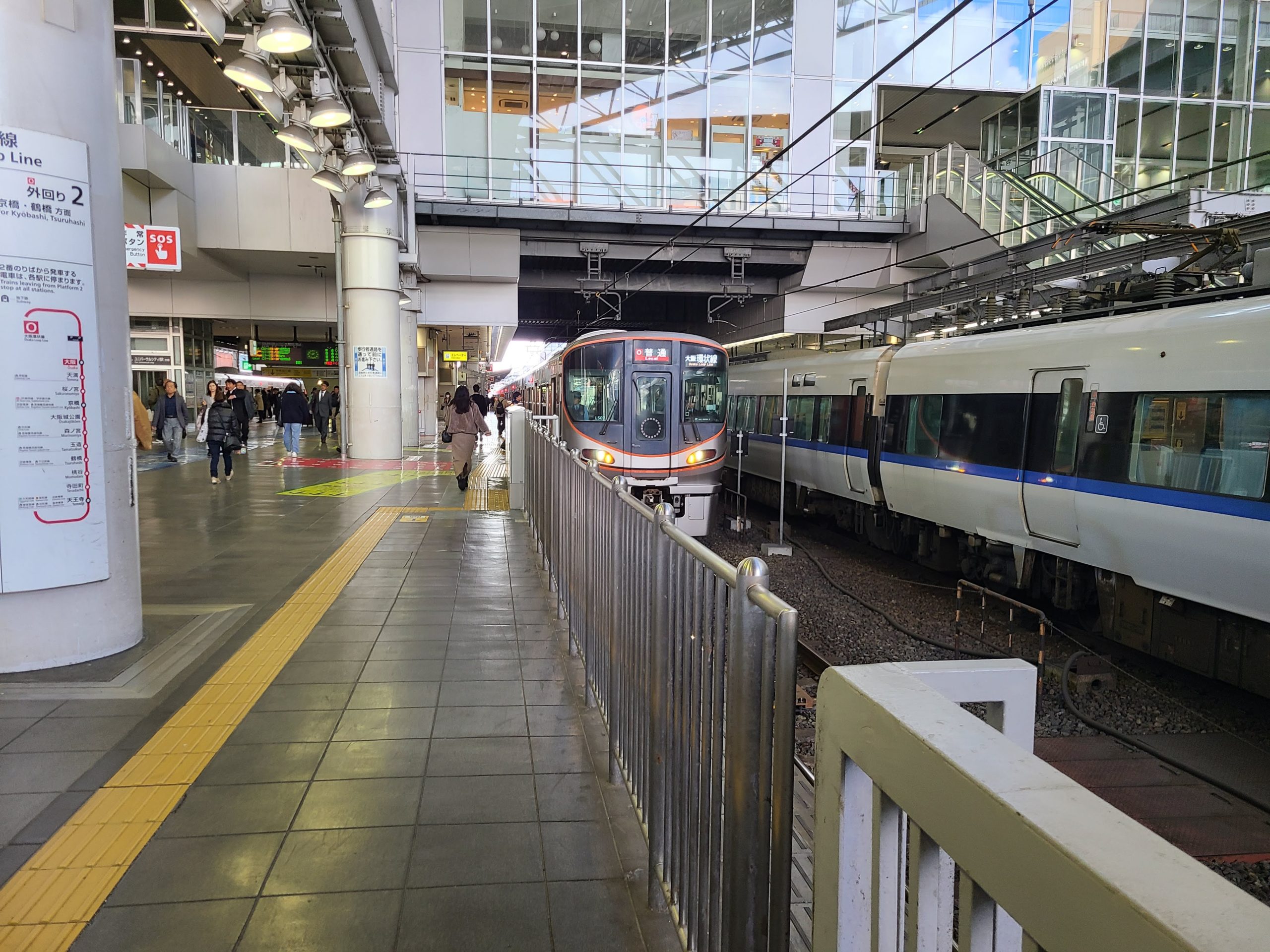 大阪駅に到着する大阪環状線外回り電車