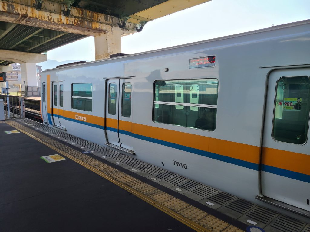 吉田駅に停車する近鉄けいはんな線電車