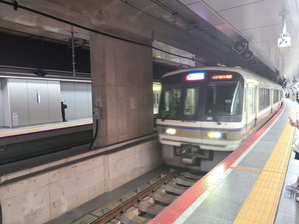 大阪駅（うめきたホーム）に到着するエキスポライナー桜島ゆき①