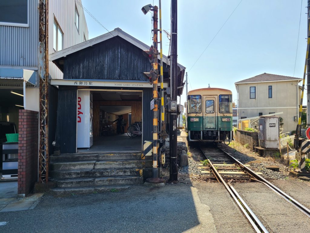 西御坊駅に停車する紀州鉄道①