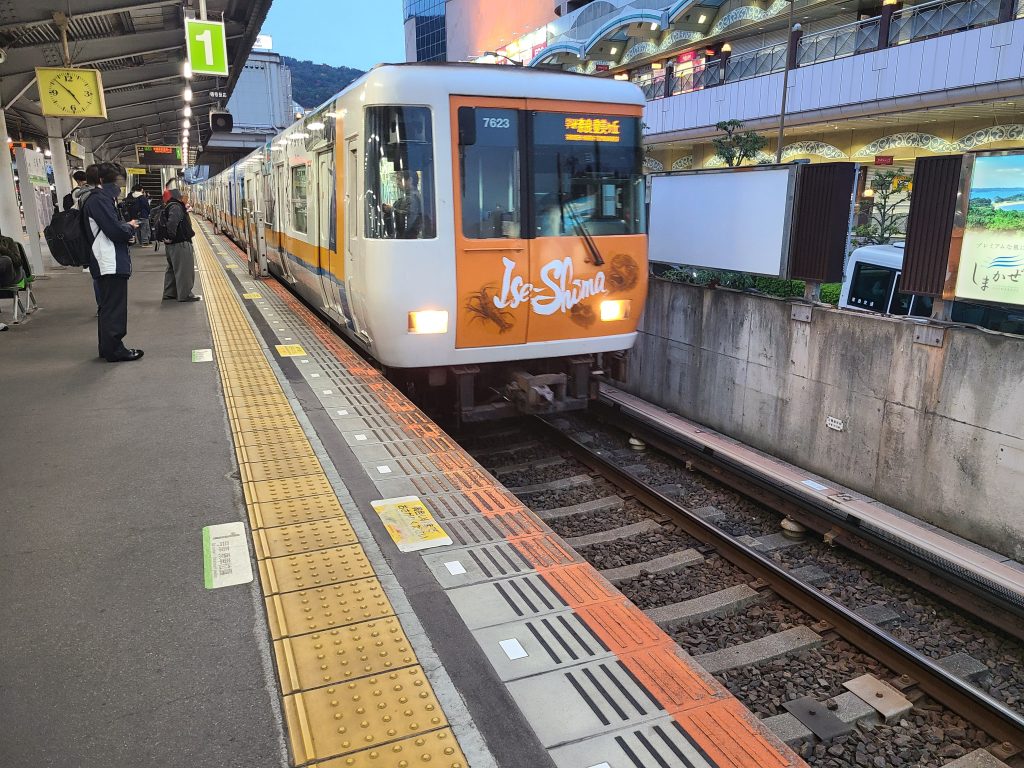 生駒駅に到着する学研なろ登美ヶ丘ゆき電車