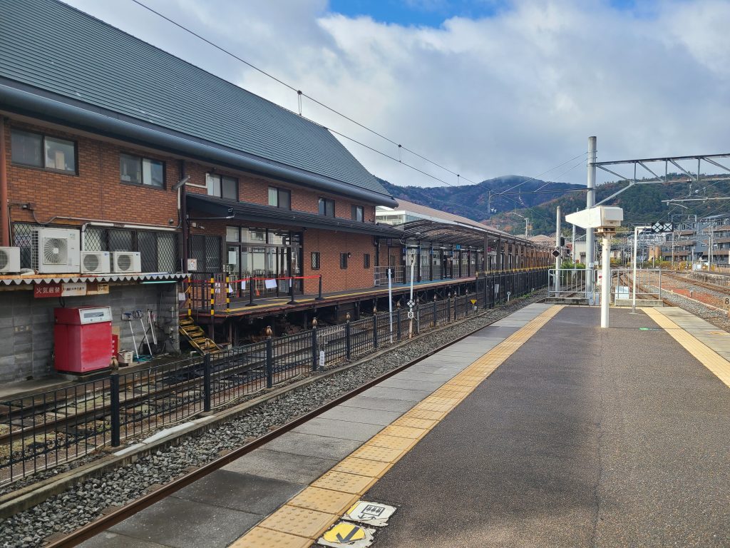 ＪＲ嵯峨嵐山駅からトロッコ嵯峨駅をみた写真