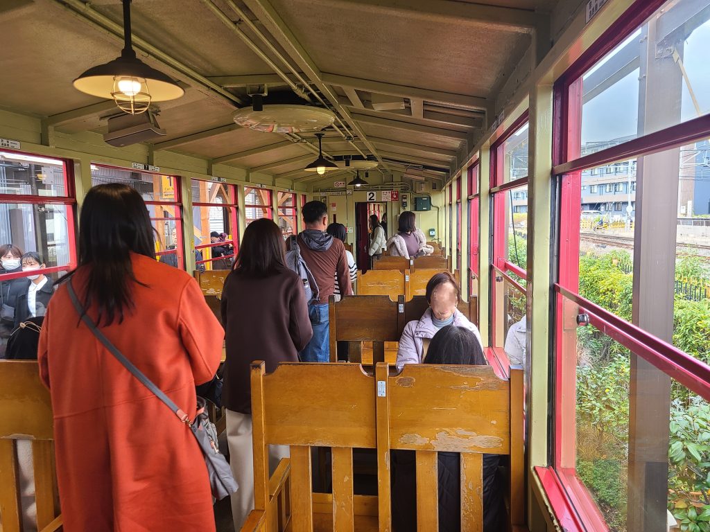 トロッコ列車の車内①