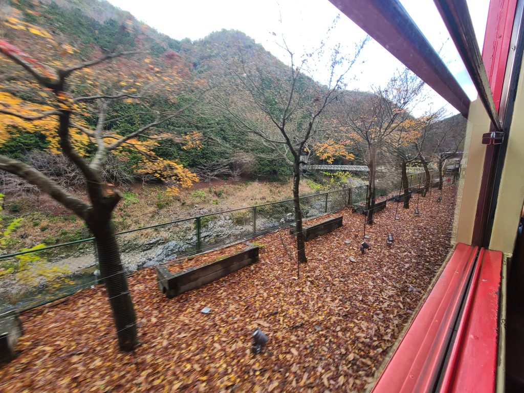 トロッコ保津峡駅を出発