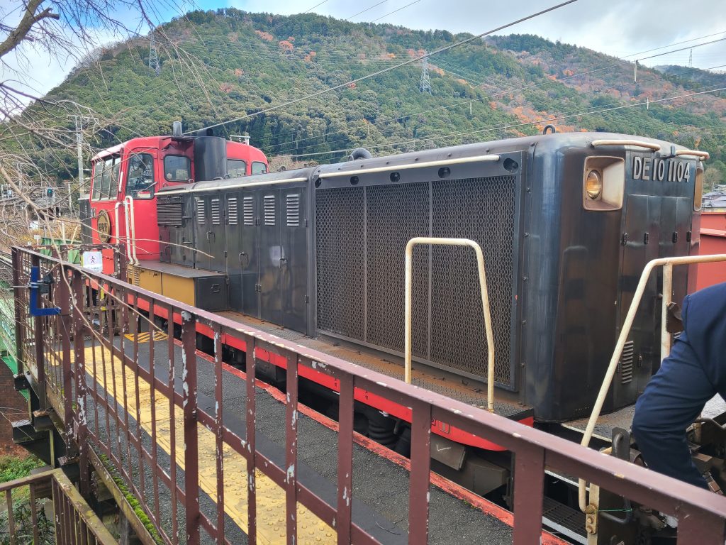 トロッコ列車をプシュ・プルする機関車　DE10型ディーゼル機関車