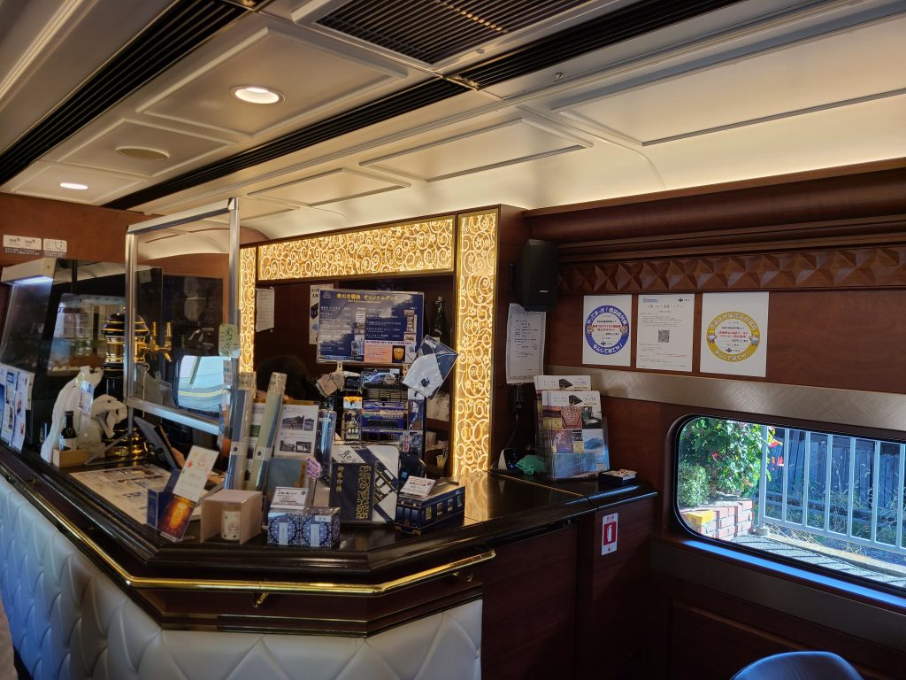 ブルーシンフォニー車内バーカウンター