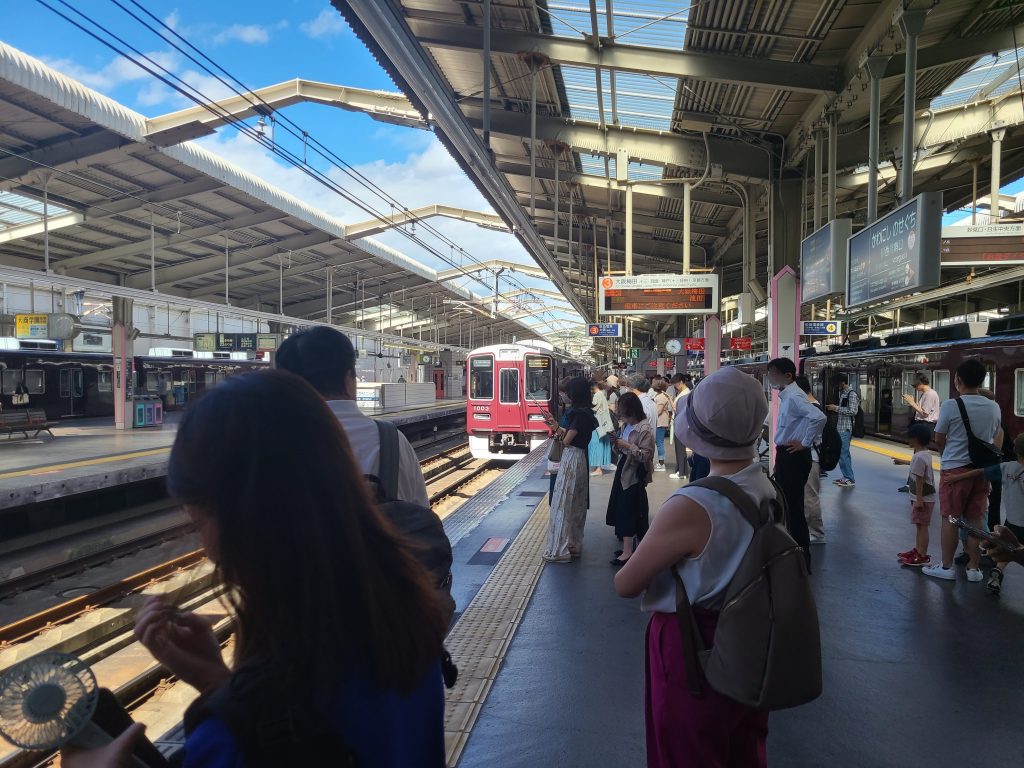 川西能勢口駅に到着する宝塚線急行大阪梅田ゆき