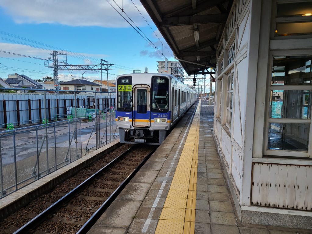 浜寺公園駅に到着する普通：和歌山市ゆき