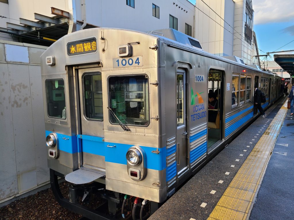 貝塚駅に停車する　水間観音ゆきです。