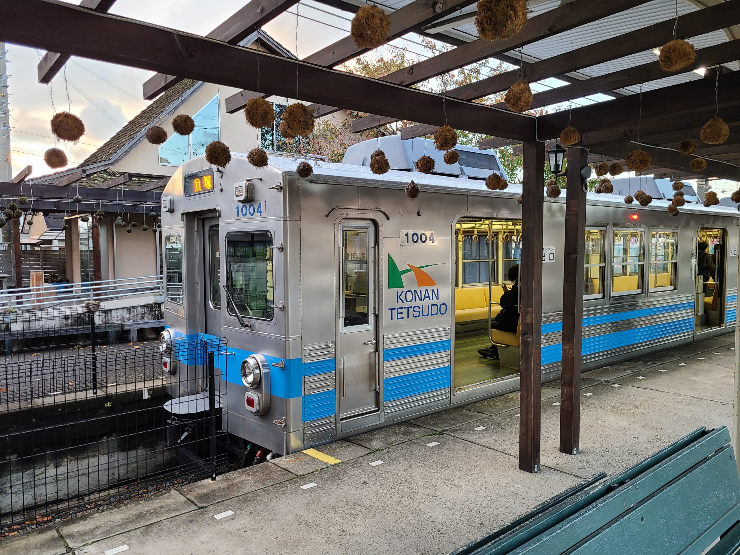 水間観音駅に停車する　普通貝塚ゆき