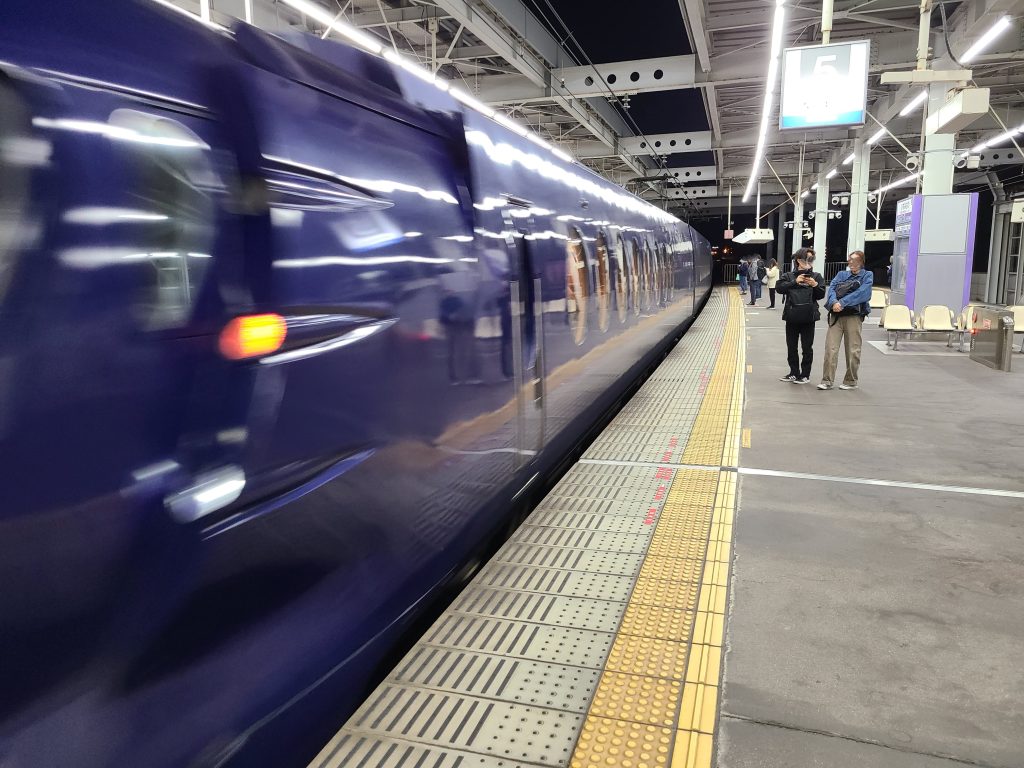 泉佐野駅に停車中の特急ラピート
