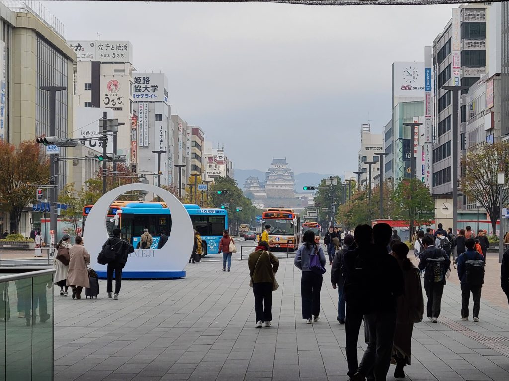 姫路駅前からみた姫路城