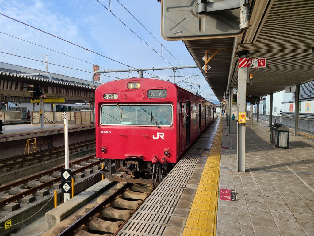 姫路駅で発車を待つ播但線普通寺前ゆき