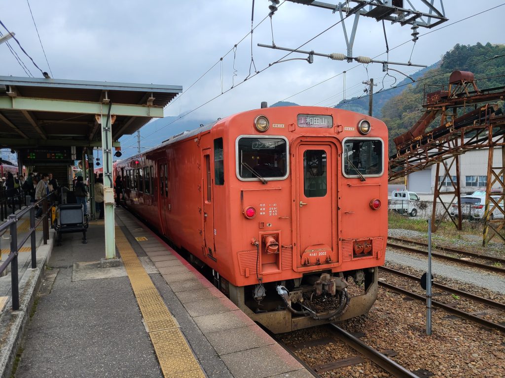 寺前駅に停車している普通和田山ゆき