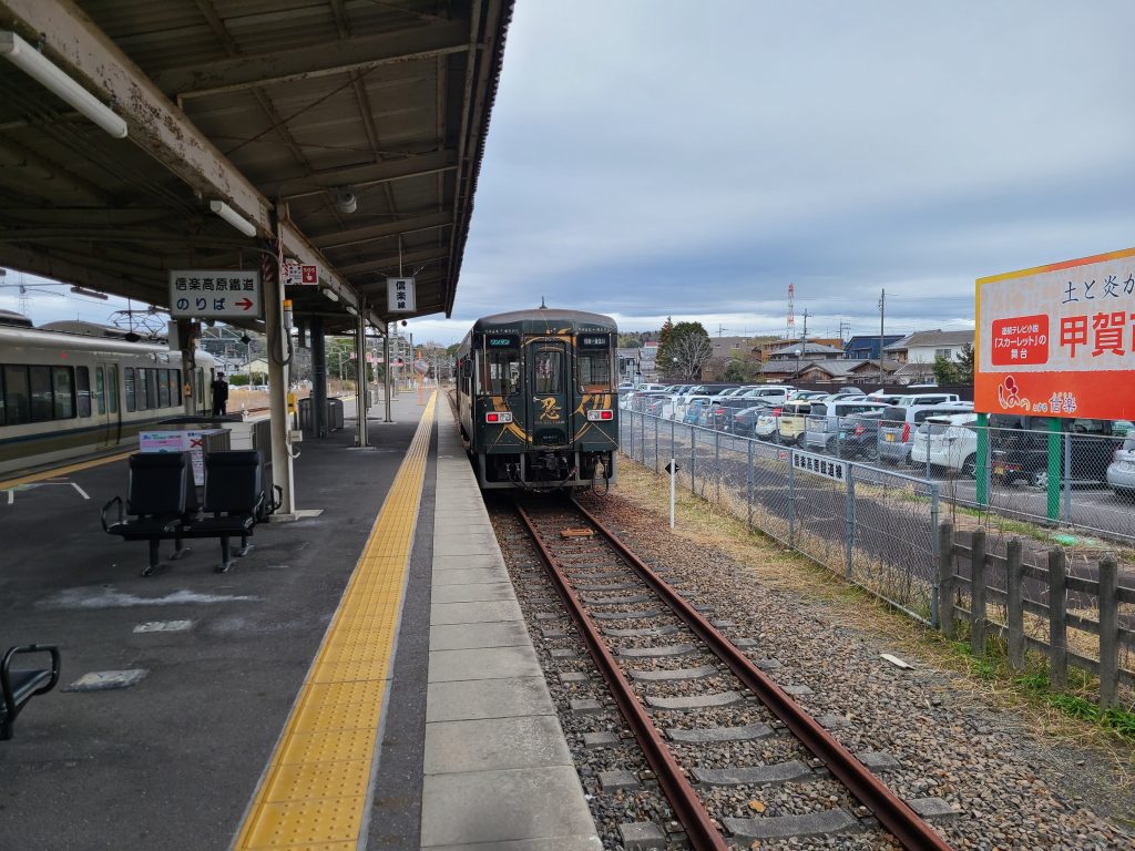 貴生川駅に停車する信楽ゆき