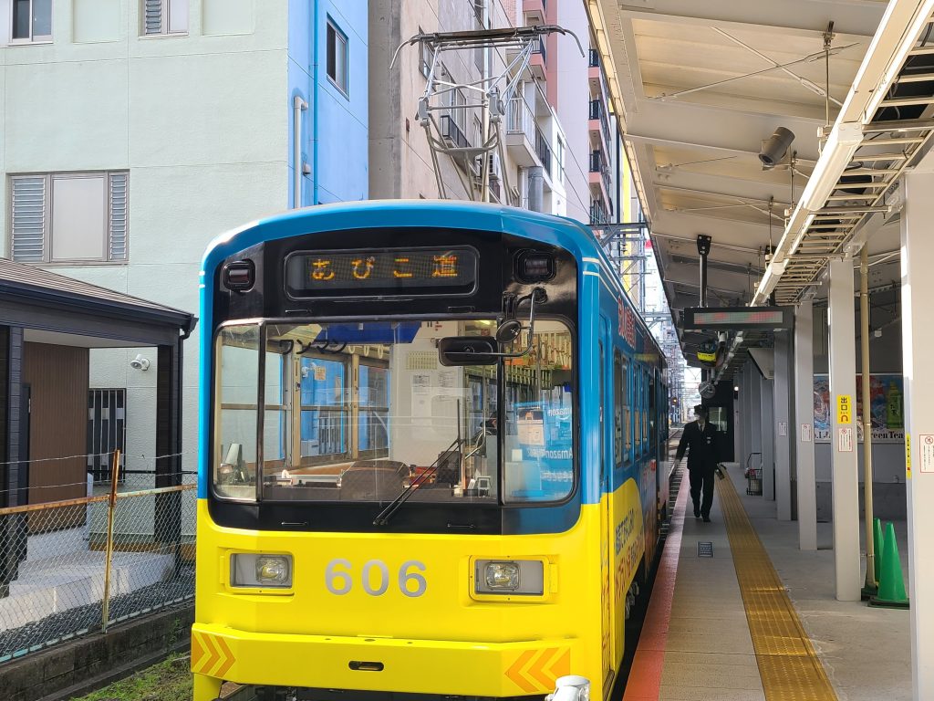 恵美須町駅に停車する　あびこ道行き