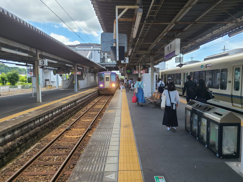 加茂駅に停車する、普通亀山ゆきと大和路快速大阪環状線方面ゆき