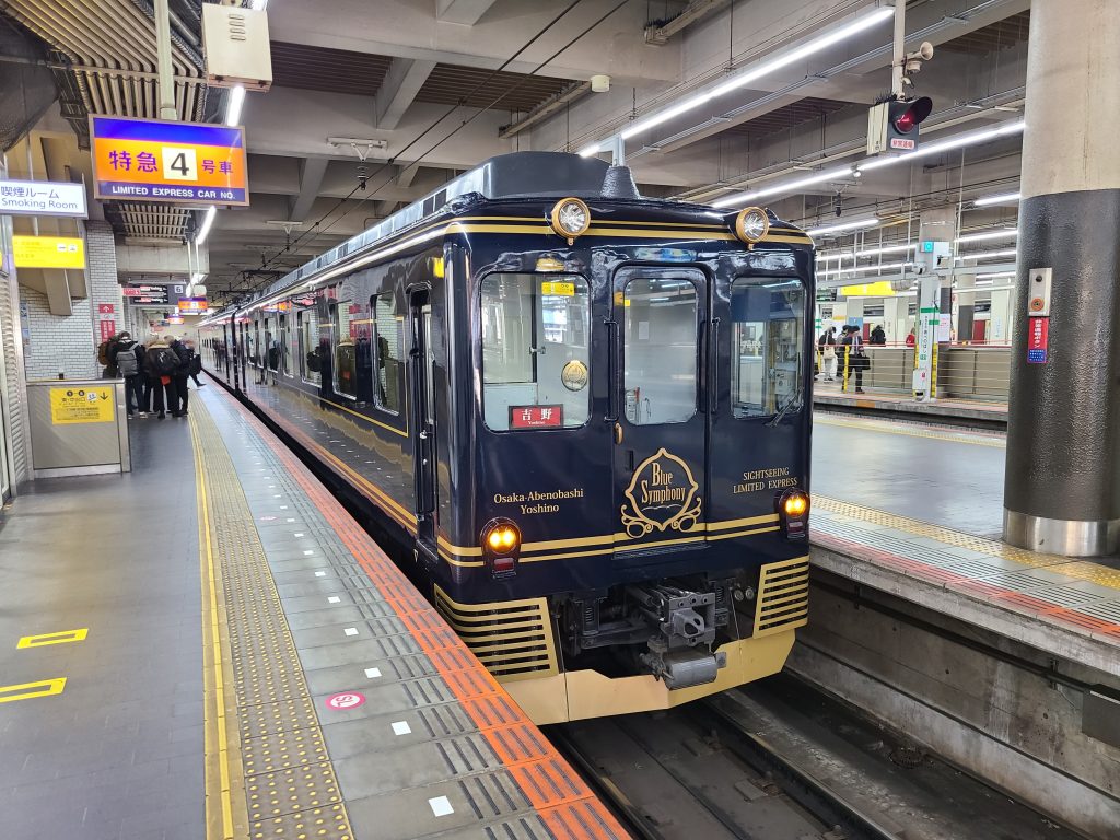 大阪阿部野橋で出発を待つブルーシンフォニー吉野ゆき