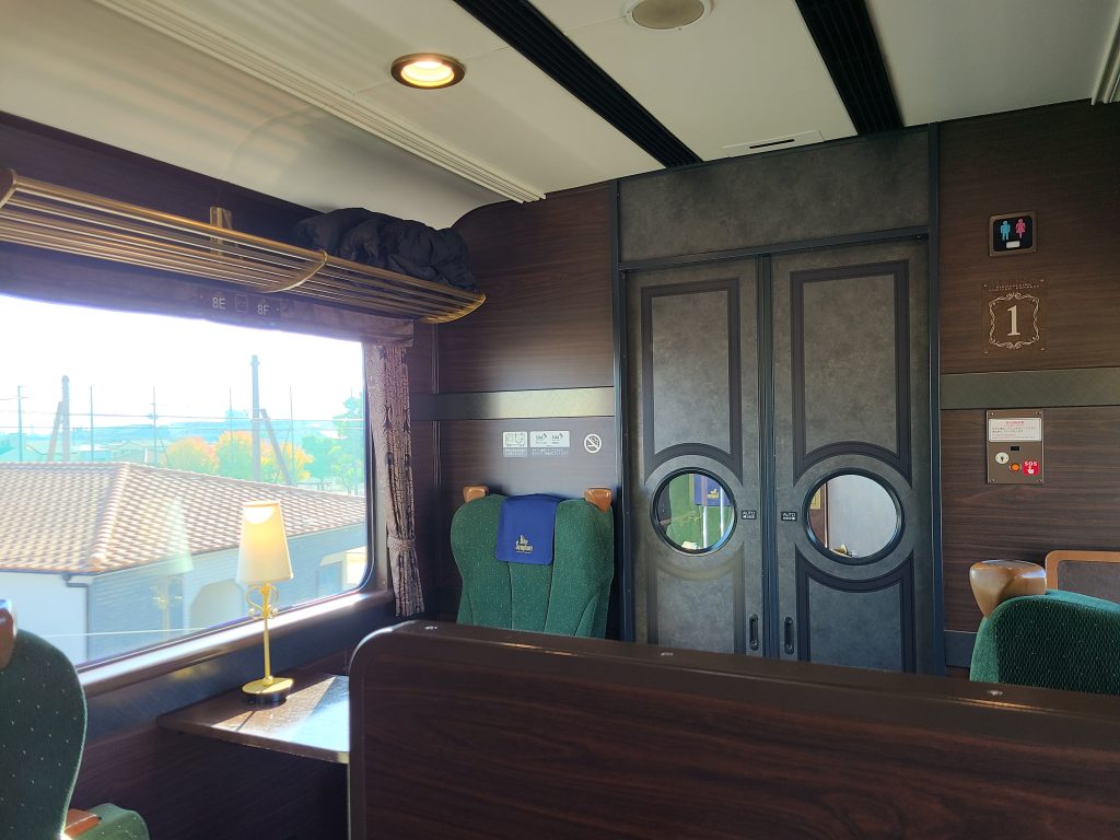 ブルーシンフォニー車内①