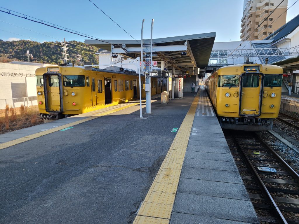 播州赤穂駅に停車する、姫路ゆきと岡山ゆき普通電車