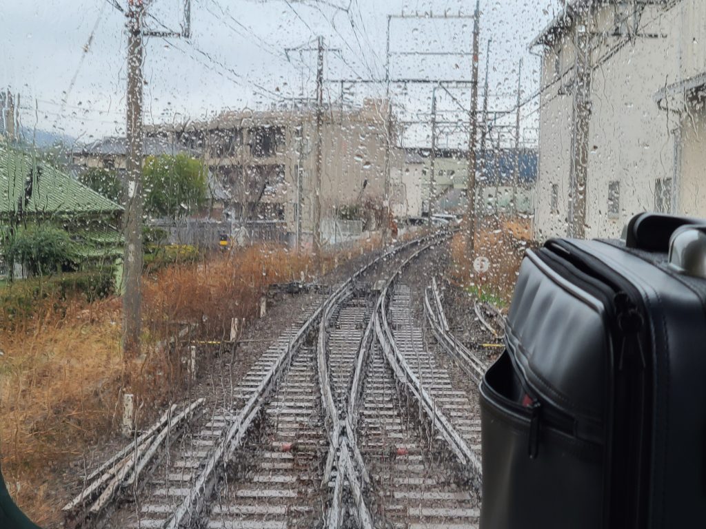 富田林駅を出発した直後の前面車窓