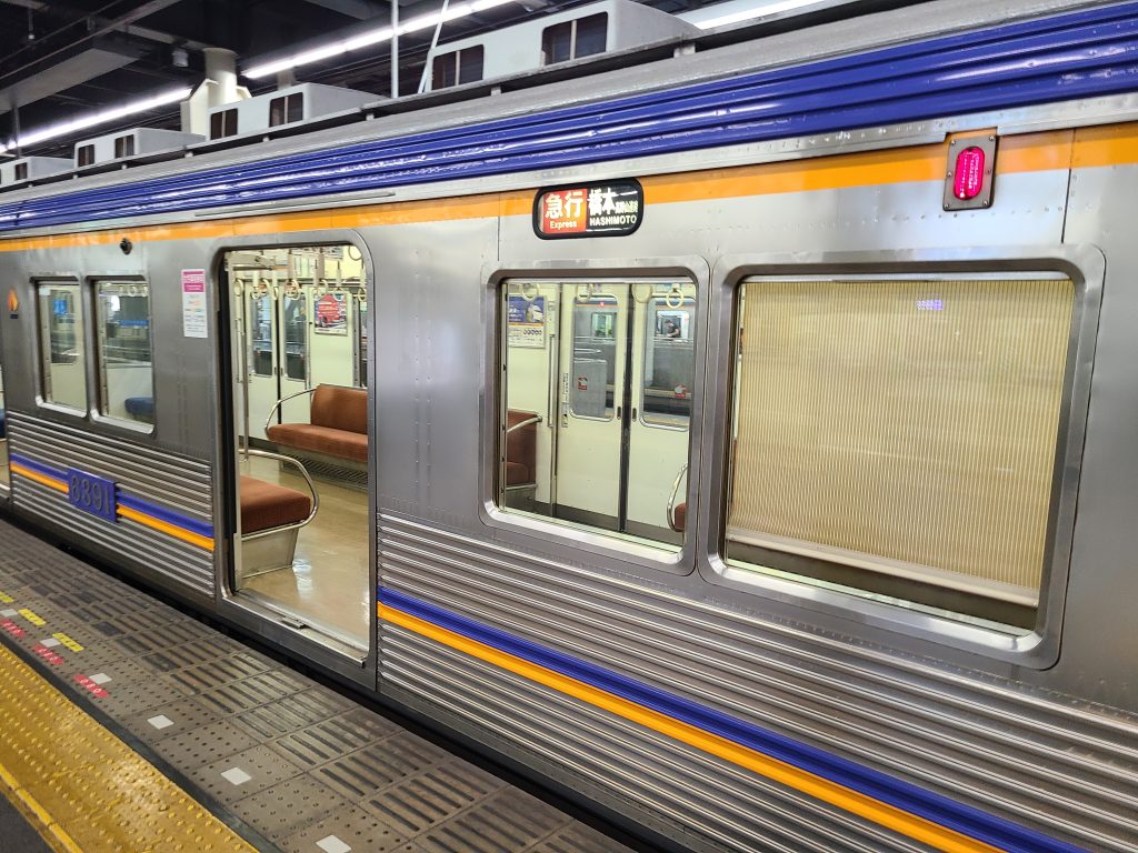 南海なんば駅で発車を待つ「急行　橋本ゆき」