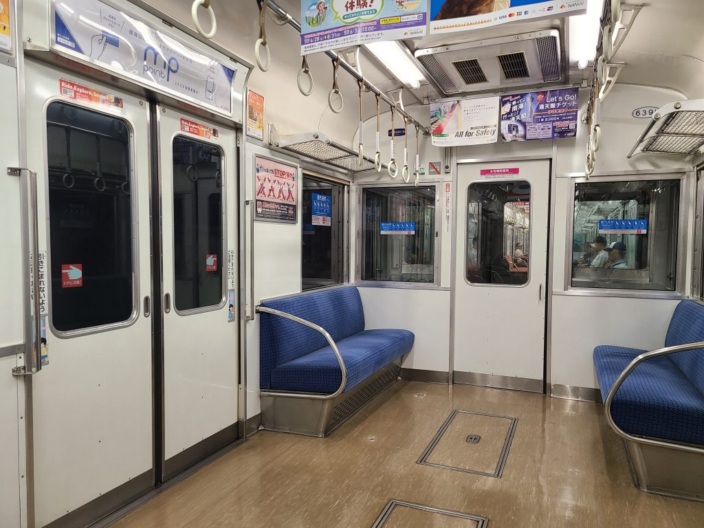 南海電鉄6000系車内