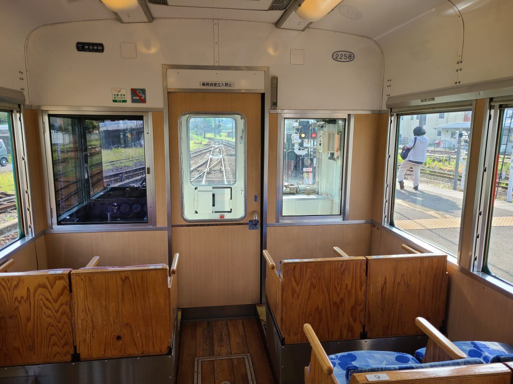 「天空」先頭車の車内