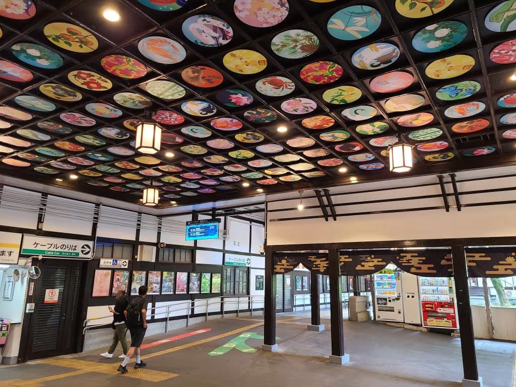 極楽橋駅　高野山ケーブルカー乗り場に向かう通路