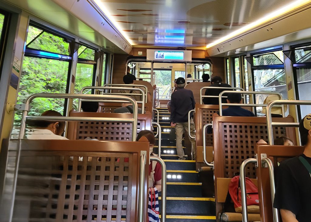 高野山ケーブルの車内