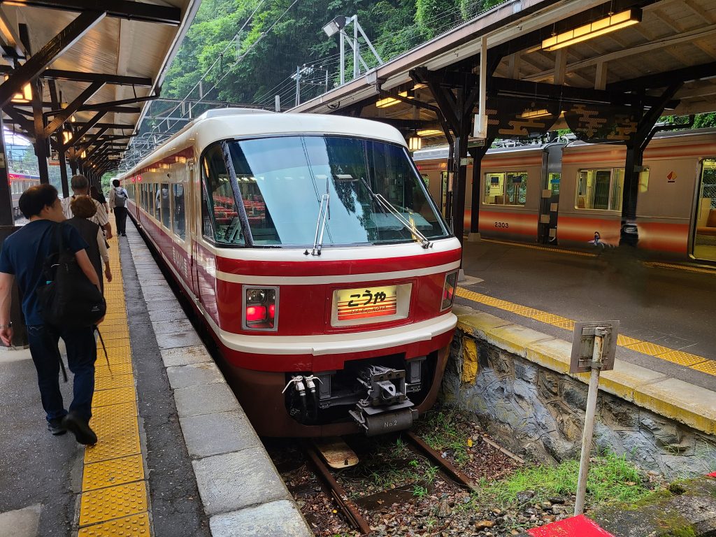 極楽橋駅で発車を待つ特急「こうや」号