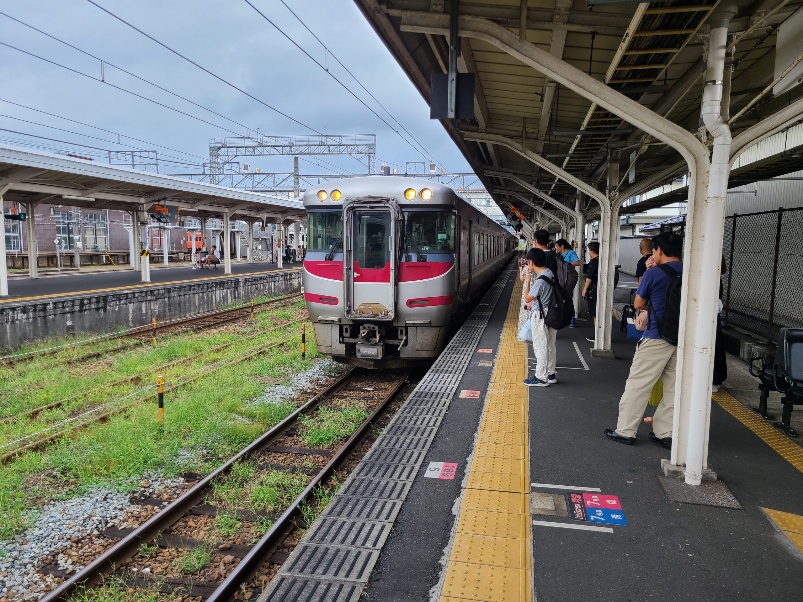 豊岡駅に到着する特急はまかぜ（播但線経由）大阪ゆき
