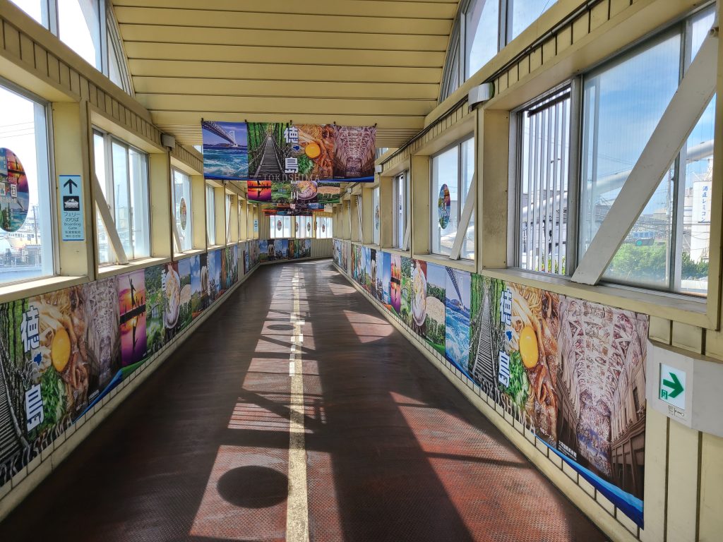 和歌山港駅改札口から四国連絡航路につながる通路（その２）