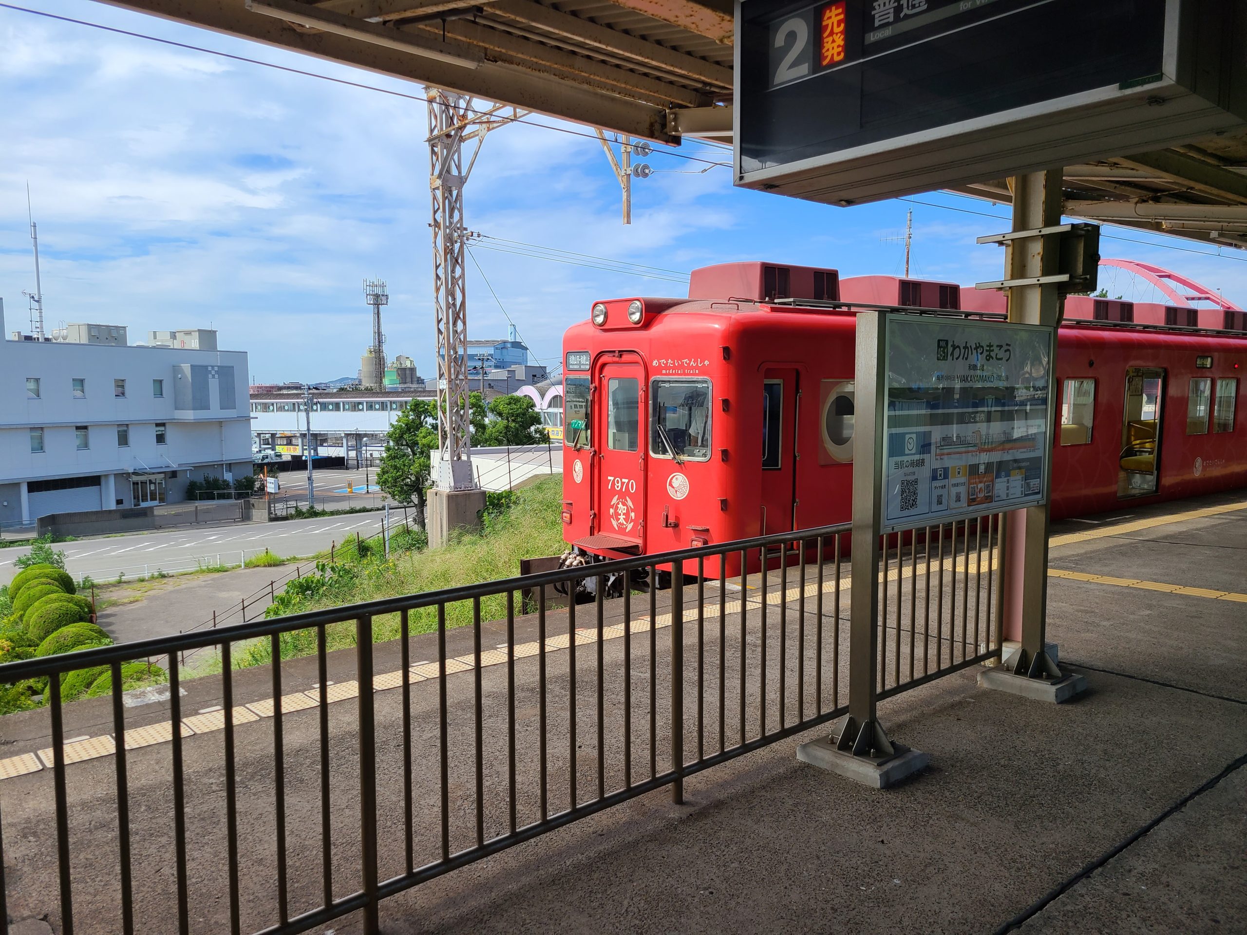 和歌山港駅に停車する南海電車（和歌山市ゆき）