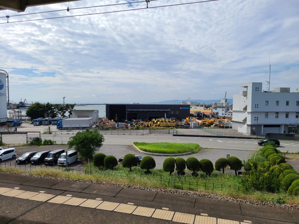 和歌山港駅のホームからみた、南海フェリー（四国航路）乗り場