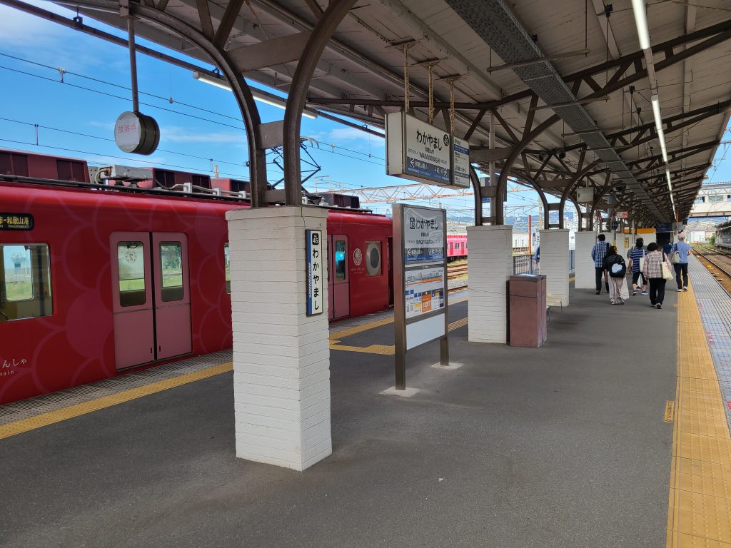 和歌山市駅に停車する和歌山港ゆき電車