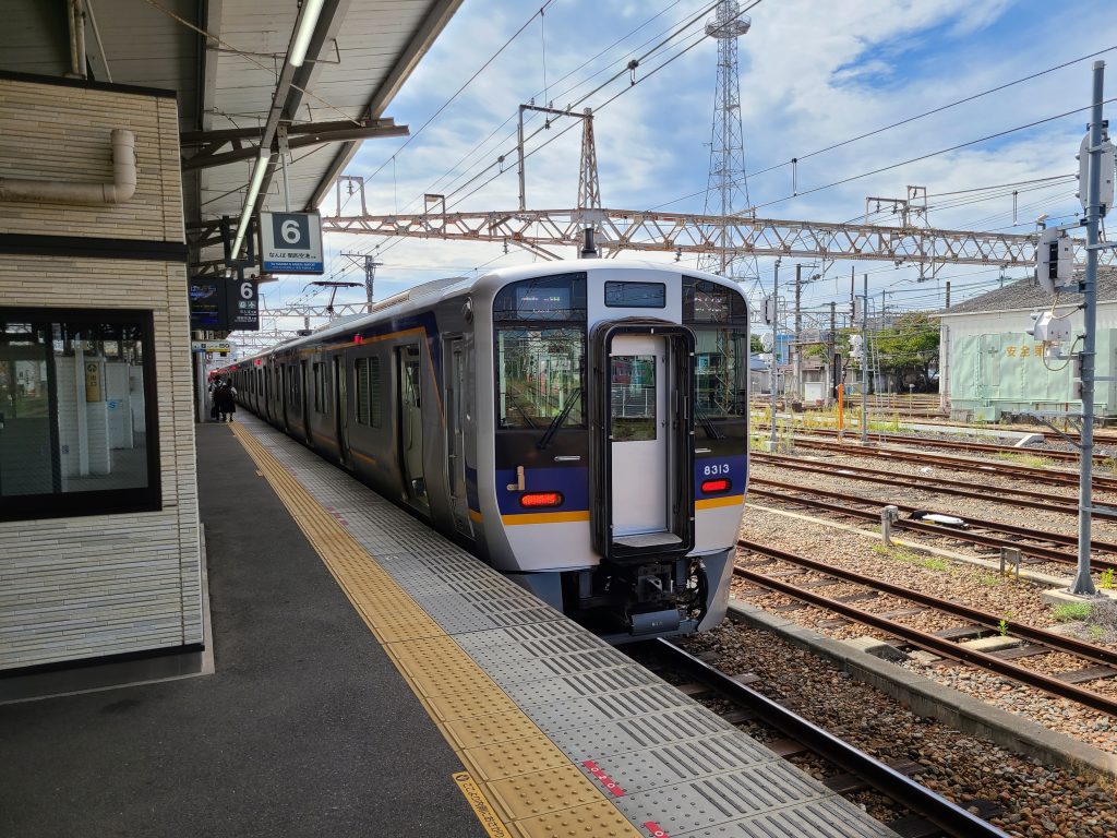 和歌山市駅で出発を待つ普通車なんば行き