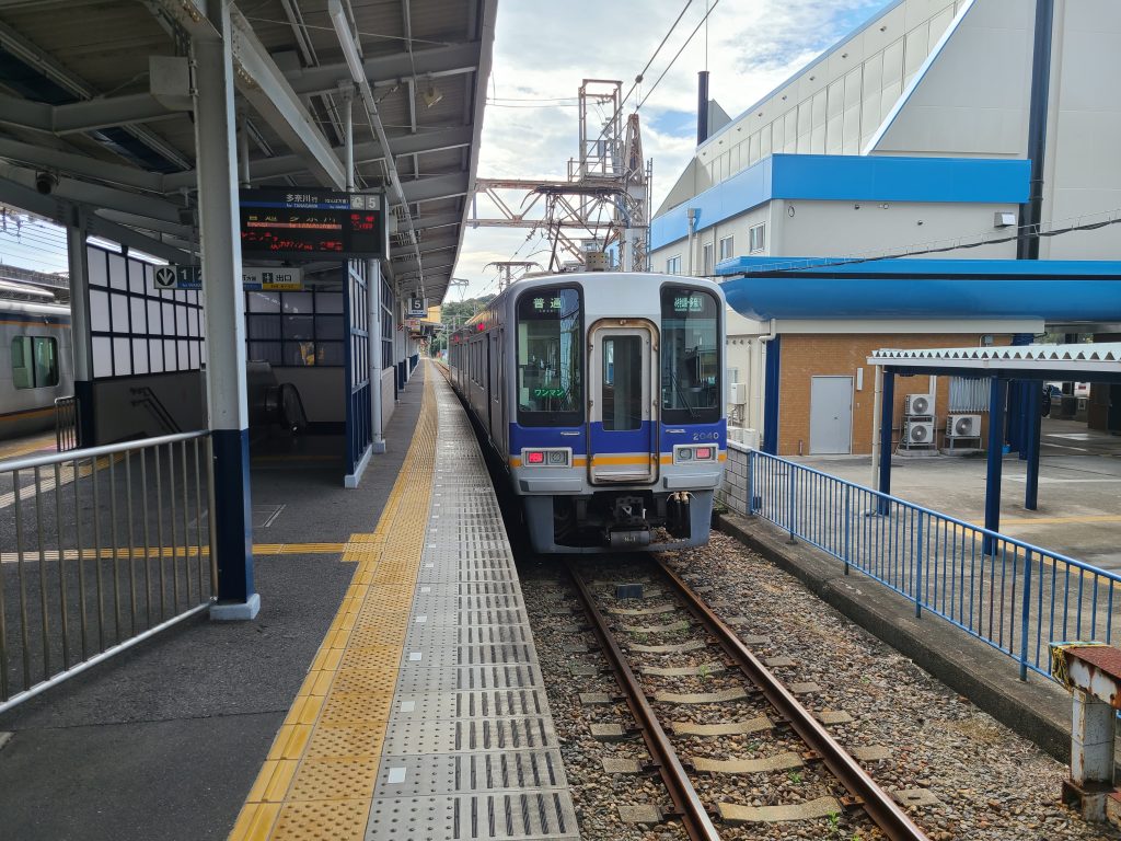 みさき公園駅に停車している多奈川線電車