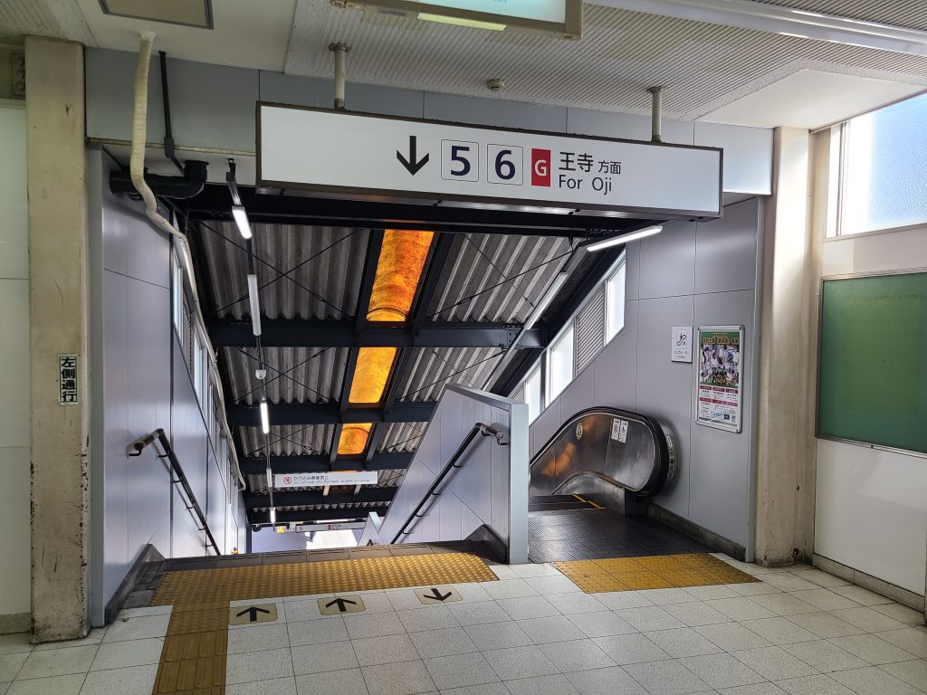 生駒駅の生駒線乗り換え階段