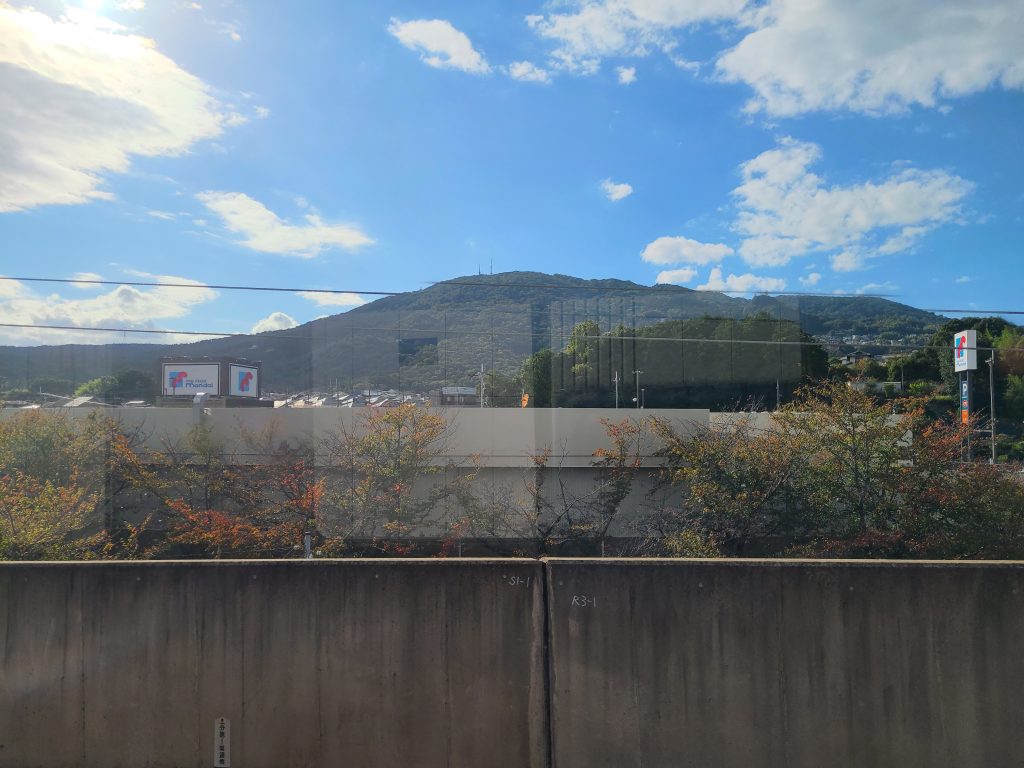 近鉄生駒線の車内からみた生駒山