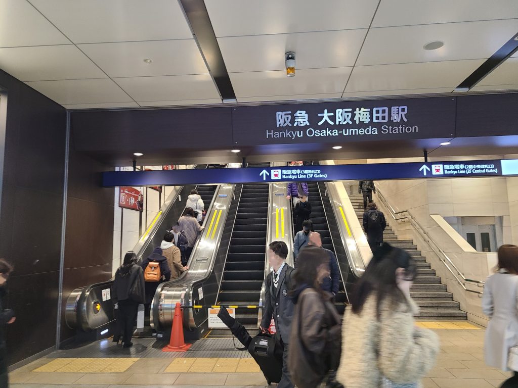 阪急梅田駅３階改札口へ続くエスカレーター