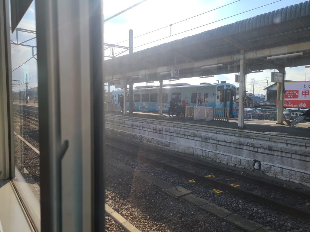 貴生川駅に停車する信楽高原鉄道